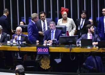 Presidente Arthur Lira conduz a sessão de votaçõesFonte: Agência Câmara de Notícias