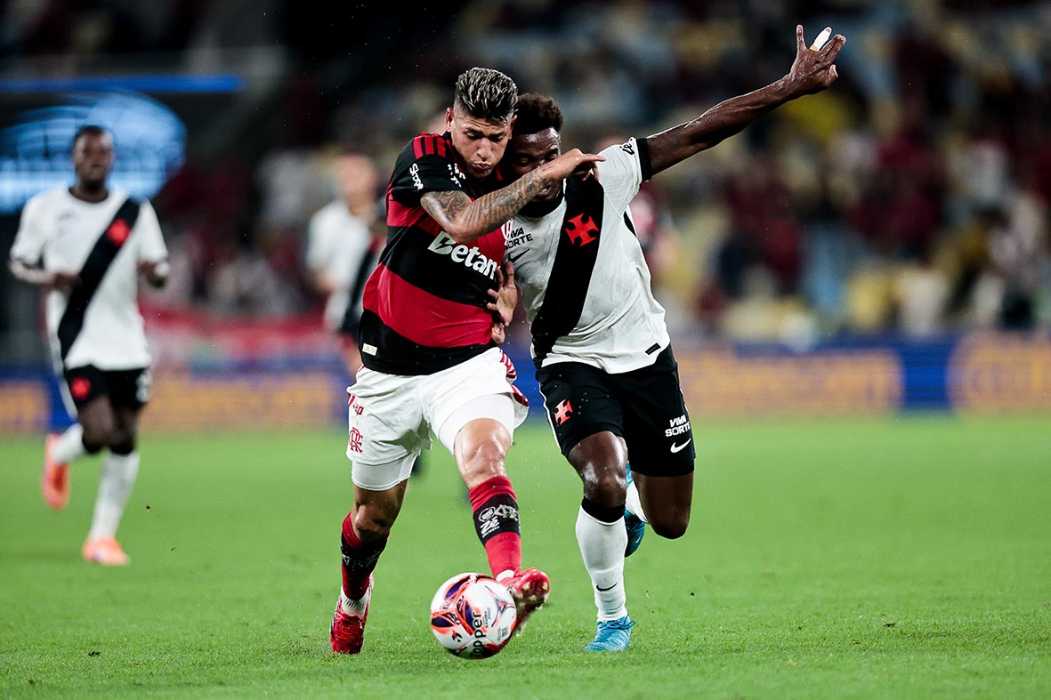 flamengo-vence-o-vasco-com-um-jogador-a-mais-e-respira-no-carioca