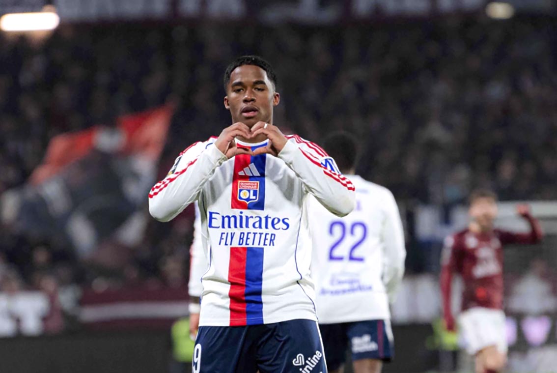 endrick-brilha-com-hat-trick-e-lyon-goleia-metz-por-5-a-2-no-campeonato-frances