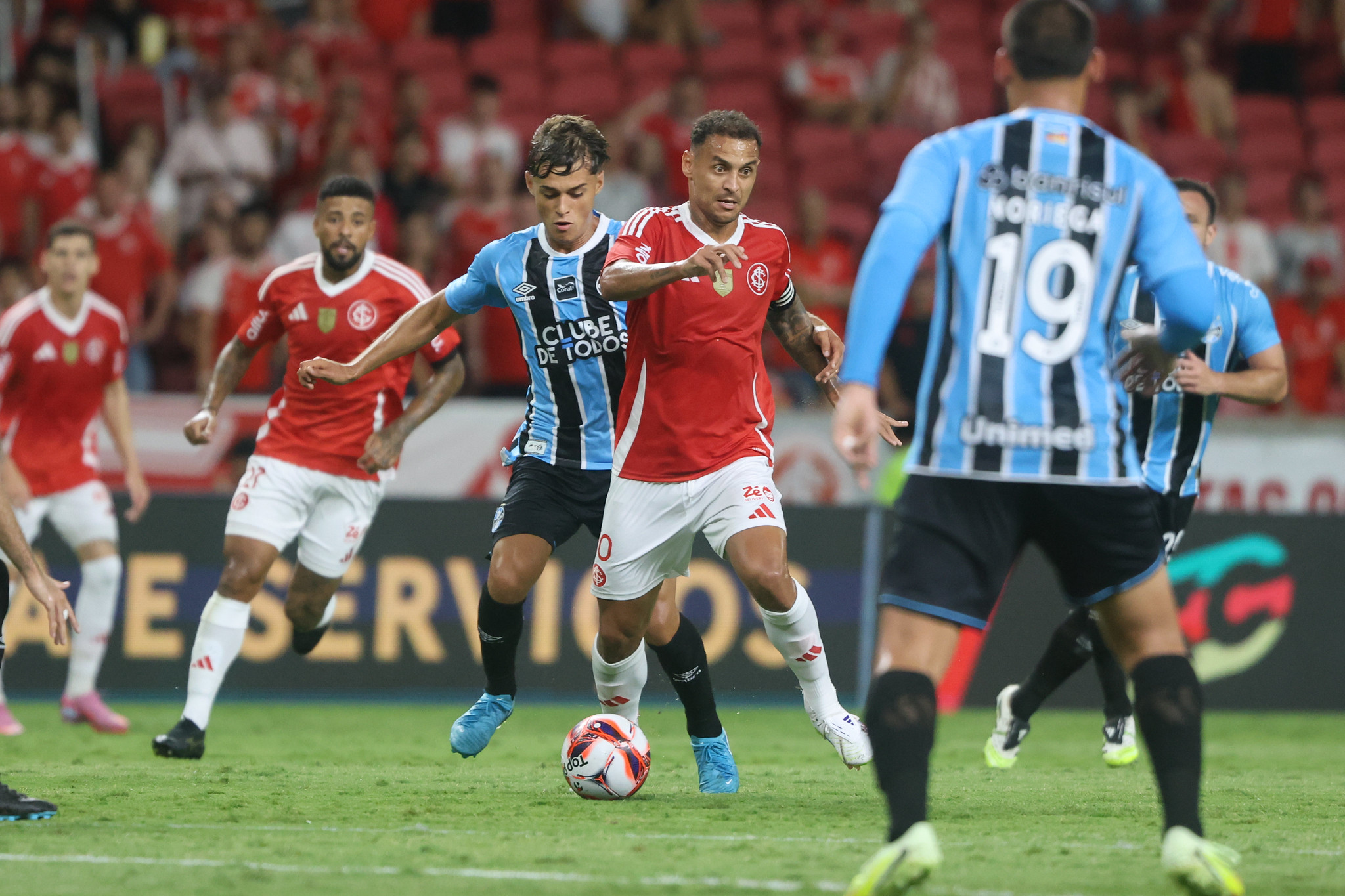 internacional-vence-gre-nal-de-virada-e-mantem-lideranca-no-gauchao
