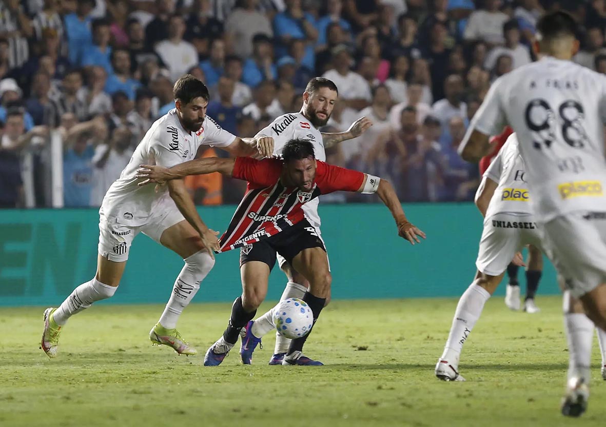 santos-e-sao-paulo-empatam-na-vila-belmiro,-e-crise-no-peixe-se-aprofunda-com-protesto-da-torcida