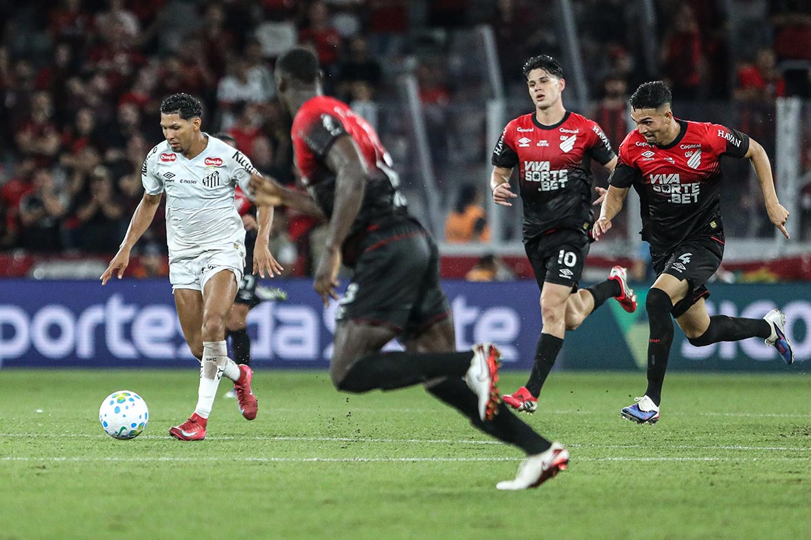 athletico-pr-vence-e-afundando-o-santos-na-zona-de-rebaixamento-do-brasileirao