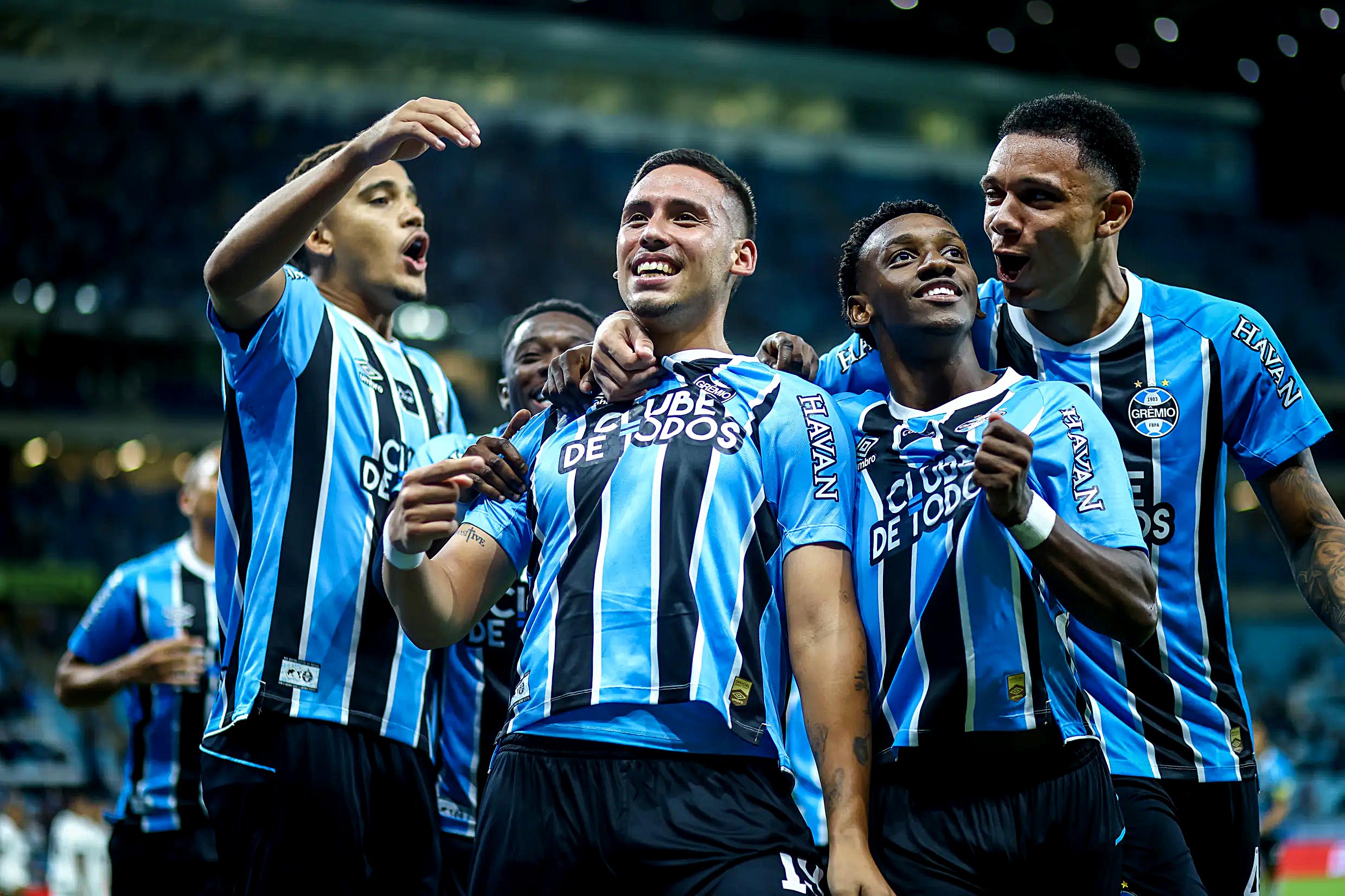 gremio-bate-atletico-mg-de-virada-e-afunda-galo-no-z4