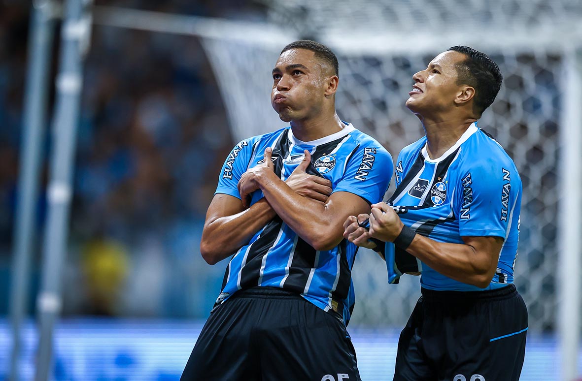 gremio-da-passo-decisivo-rumo-ao-titulo-gaucho-com-goleada-no-gre-nal