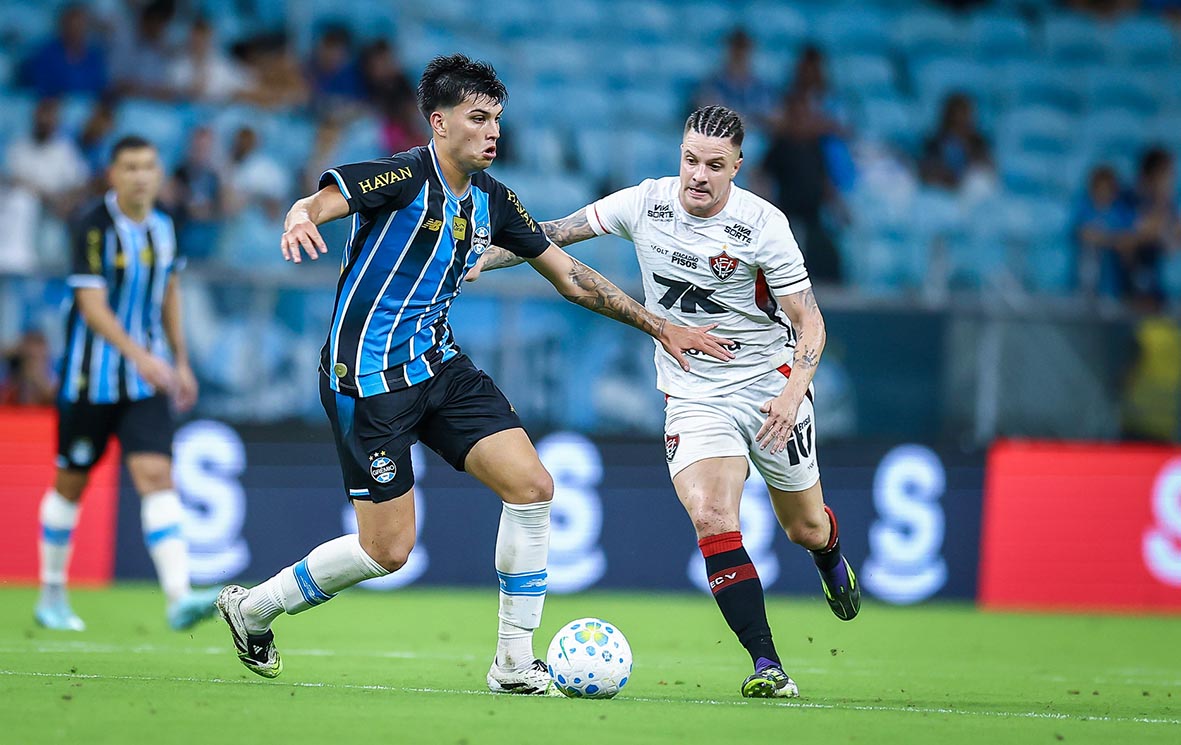 gremio-vence-o-vitoria-e-cola-no-g5-do-brasileirao