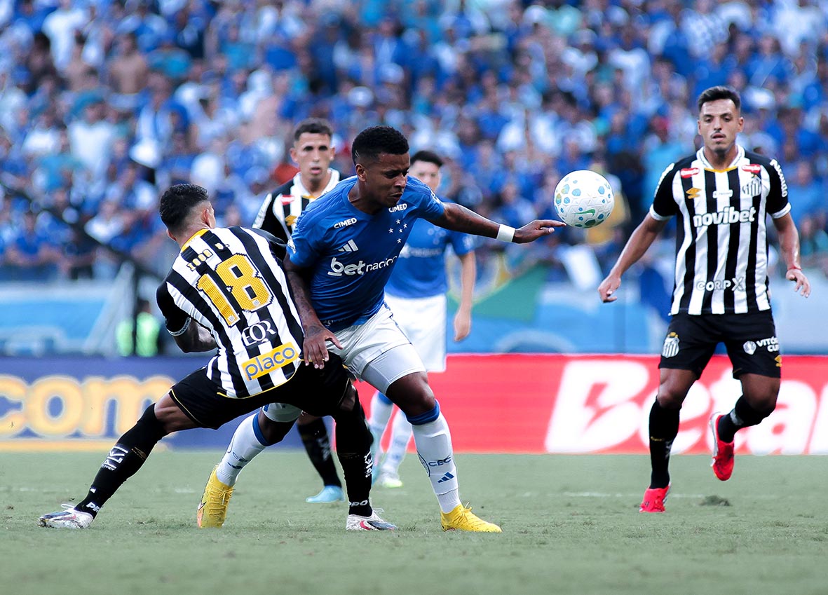 cruzeiro-e-santos-ficam-no-empate-sem-gols-no-retorno-de-cuca-ao-peixe