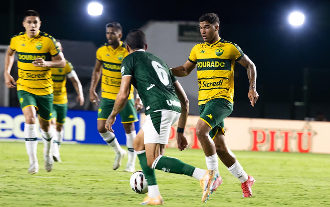 cuiaba-vence-o-goias-por-2-a-0-e-fatura-primeira-vitoria-na-serie-b